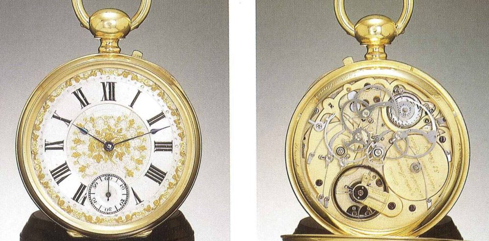 Montre de poche savonnette « genre Espagne » en or 18K, Augustin Perret (Le Locle). À répétition des quarts et « grande et petite sonnerie ». Son boîtier trois pièces de style « pommes et filets » présente une carrure guillochée et un fond plat. Sous verre, le mouvement de 22 lignes, doré mat, à 32 rubis, dispose de deux barillets. Le mécanisme de sonnerie et de répétition est commandé par un poussoir à la carrure et par des leviers de sonnerie/silence et de grande/petite sonnerie disposés sur la lunette.