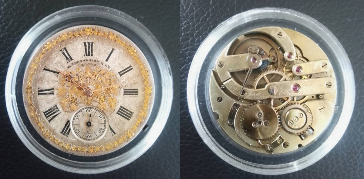Mouvement et cadran de montre de poche Henri Grandjean & Co. (Le Locle), vers 1880, doté d'un double système de remontage — par clé ou par la couronne — et de mise à l'heure — par clé ou par la couronne en tirant sur le levier latéral —, adopte un calibre à ponts indépendants aux surfaces finement sablées, soulignées par des biseaux anglés et polis à la main. Plus sobre que les exécutions de concours, il témoigne néanmoins d'un grand rigorisme technique avec ses rubis de haute qualité chassés directement dans la masse des ponts. L'organe réglant se compose d'un échappement à ancre ligne droite associé à un balancier compensateur bimétallique coupé à vis de réglage et à un spiral Breguet en acier bleui. Le pont de balancier est surmonté d'un régulateur à raquette dont l'index en acier poli pointe vers un secteur gradué portant les indications « Adelante » et « Atrás » gravées sur le coqueret, caractéristiques des pièces destinées au marché hispanophone. Côté face, le cadran d'époque victorienne de « genre Espagne », réalisé sur fond d'argent massif, présente une remarquable richesse de textures. Le centre de la composition est occupé par un délicat composition florale et tandis que la bordure externe est rehaussée d'une riche guirlande périphérique de formas estamper en cuivre doré en microrelief, se détachant sur un fond d'argent finement gravé de rinceaux au burin, le tout surmonté de la signature rectiligne de la manufacture HRI. GRANDJEAN & Cie / LOCLE peinte en noir. Le tour d'heures à chiffres romains noirs se distingue par des espaces inter-horaires entièrement gravés de volutes et de ramages au burin. À 6 heures, le cadran de la petite seconde à décor azuré est parcouru par sa petite trotteuse en acier bleui, offrant un superbe contraste avec les aiguilles fantaisie en laiton avez pierres. Collection de l'auteur.